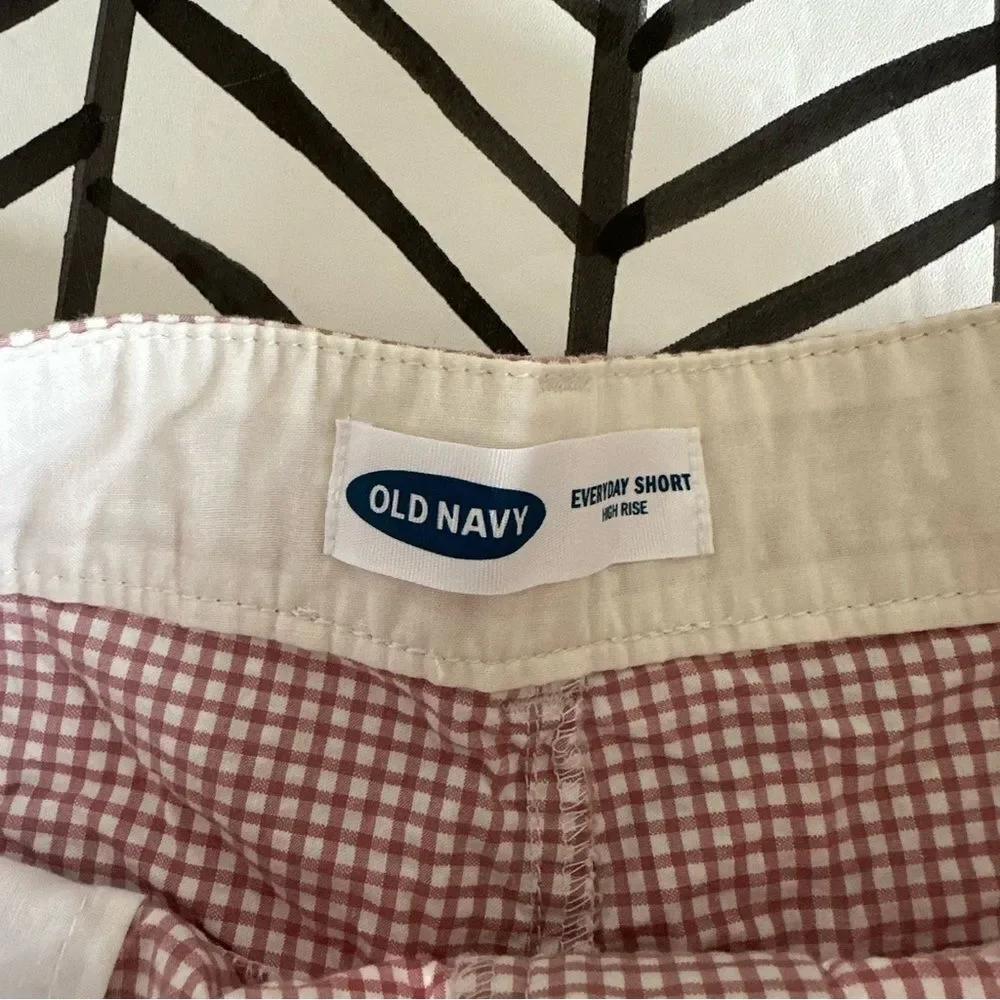 Old Navy Size 4 High Rise Pink and White Gingham Plaid Everyday Short